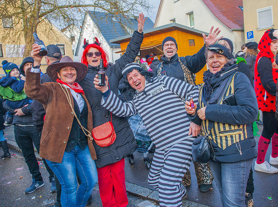 Tausende Narren und Närrinnen feierten auf der Straße