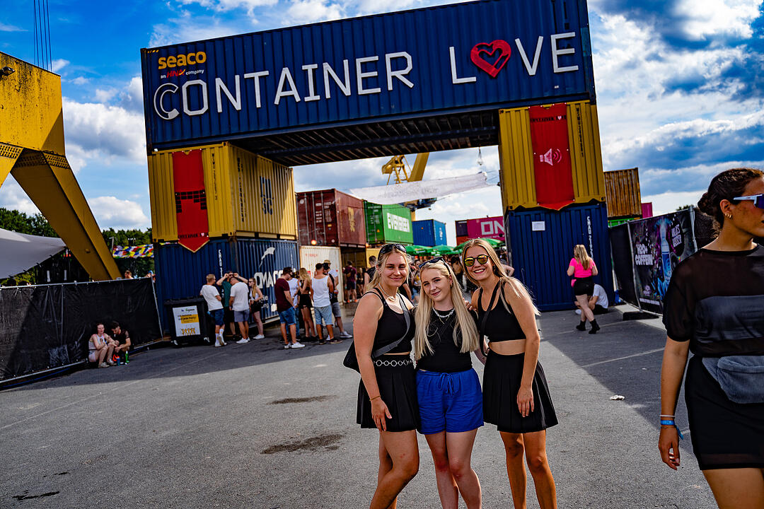 Einmalige Festivalwelt zwischen Stahl und Container.