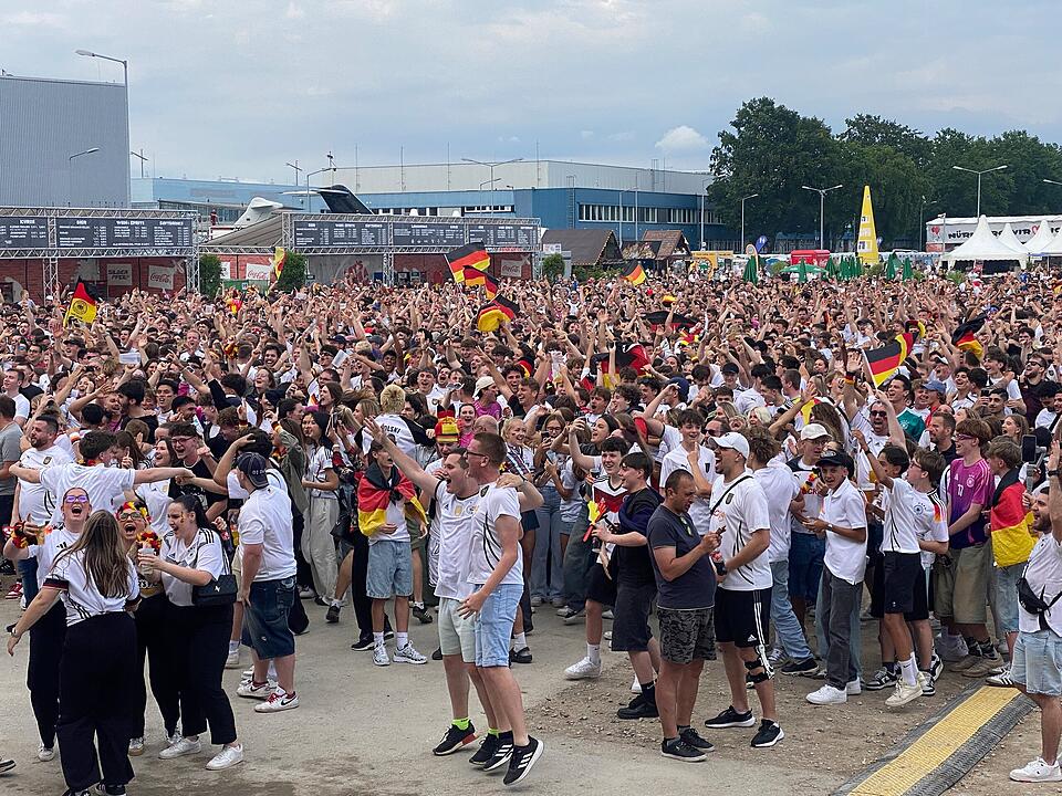 Deutschland steht im Achtelfinale und Nürnberger Fans feiern ausgelassen