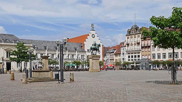 Blick auf den Marktplatz mit dem Rathaus.