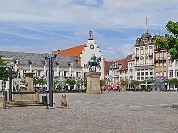 Blick auf den Marktplatz mit dem Rathaus.