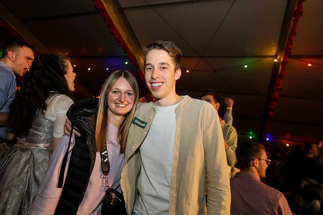 Beste Stimmung beim traditionsreichen Zeltweinfest an der Mainschleife!