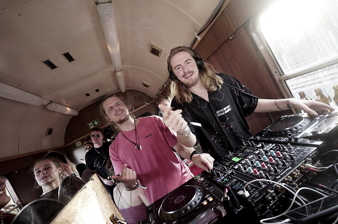 Party im Zug - Raver*innen tanzen zu Techno-Beats