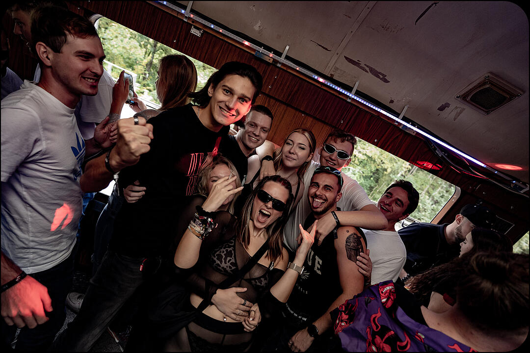 Hard Techno und Trance in drei verschiedenen Party-Waggons!