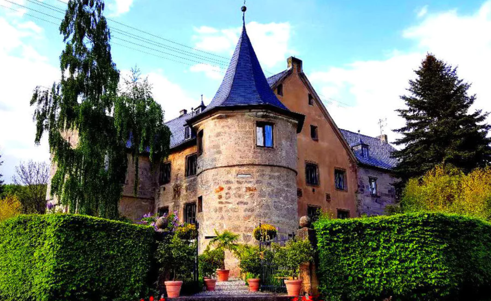 Jahrundertealte Geschichte: Geheimnisvolles Schloss in Franken zu verkaufen