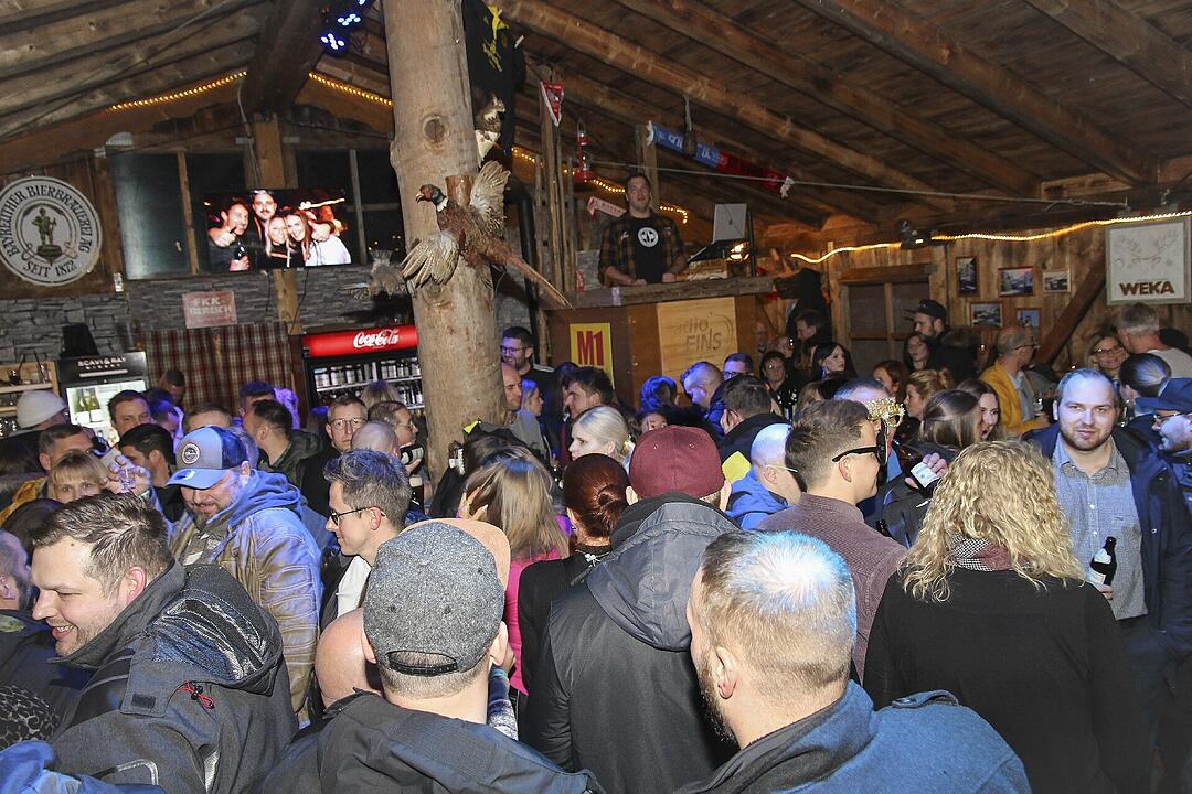 Beste Partystimmung bei voller Hütte.