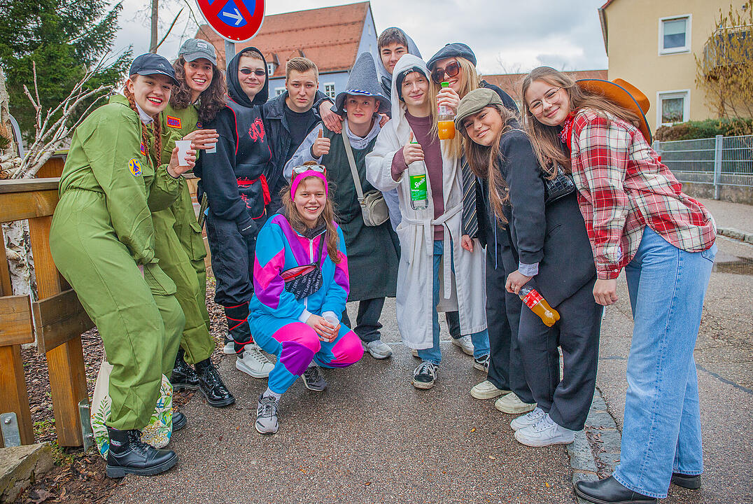 Tausende Narren und Närrinnen feierten auf der Straße
