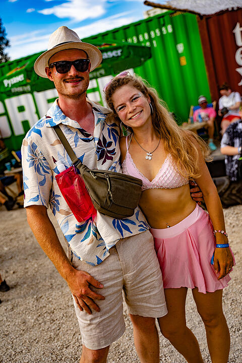 Einmalige Festivalwelt zwischen Stahl und Container.