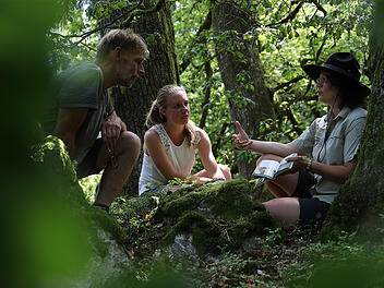 Ranger*innen des Nationalparks Hunsrück-Hochwald nehmen Besucher*innen mit zu ihrem täglichen Arbeitsplatz.