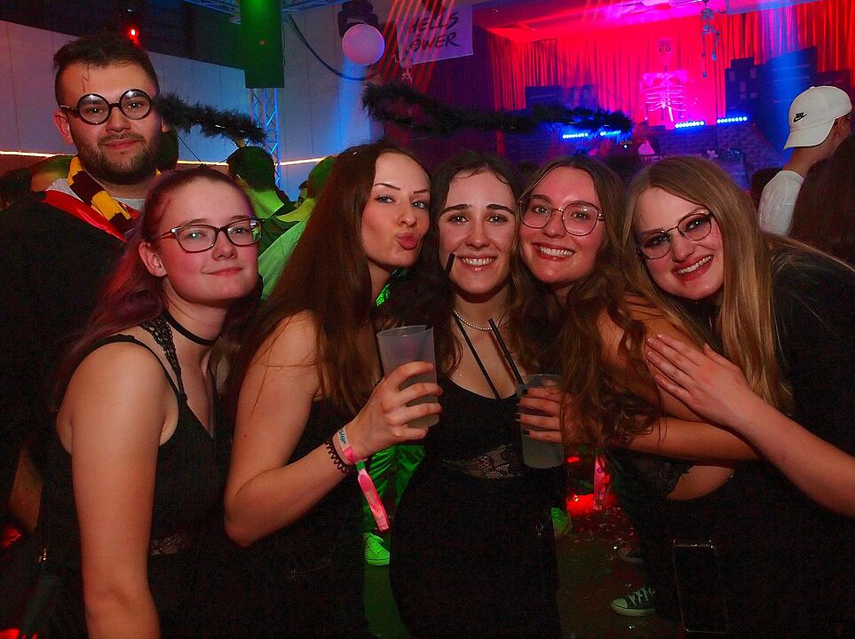 Viele verkleidete Besucher*innen feierten in Oberthulba