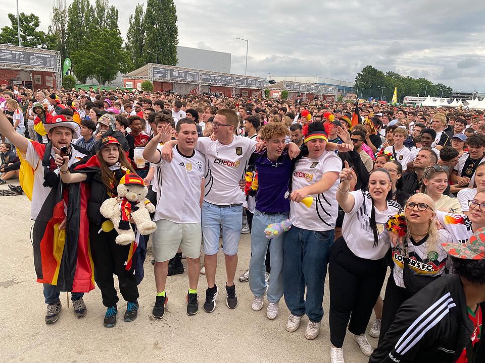 Deutschland steht im Achtelfinale und Nürnberger Fans feiern ausgelassen