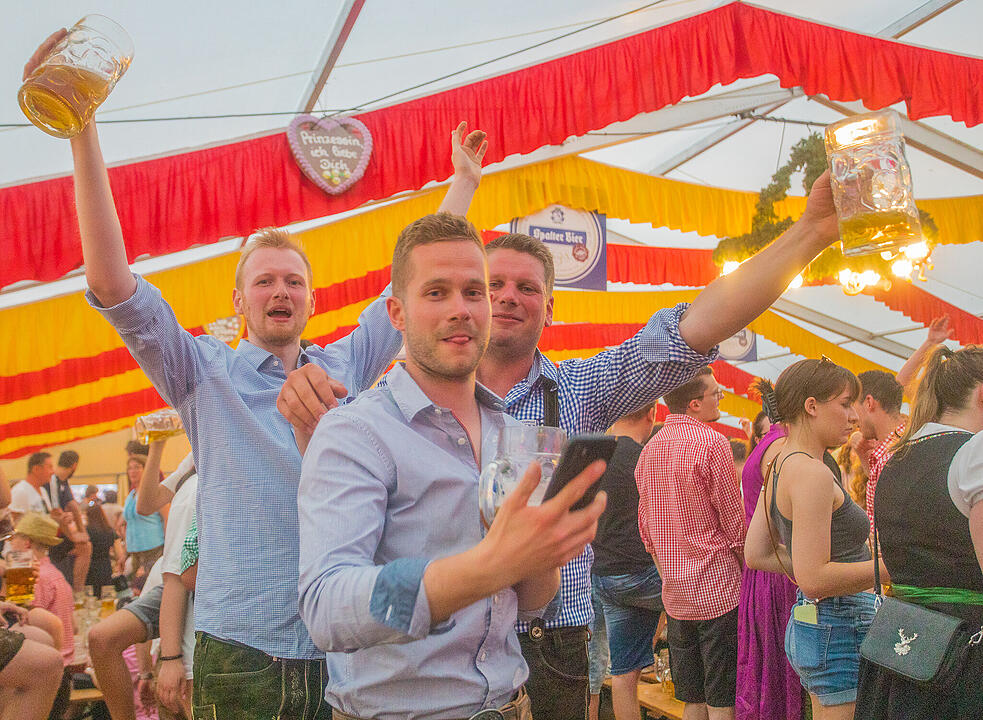 Musik im Festzelt gab es mit der Band "KLOSTERGOLD"