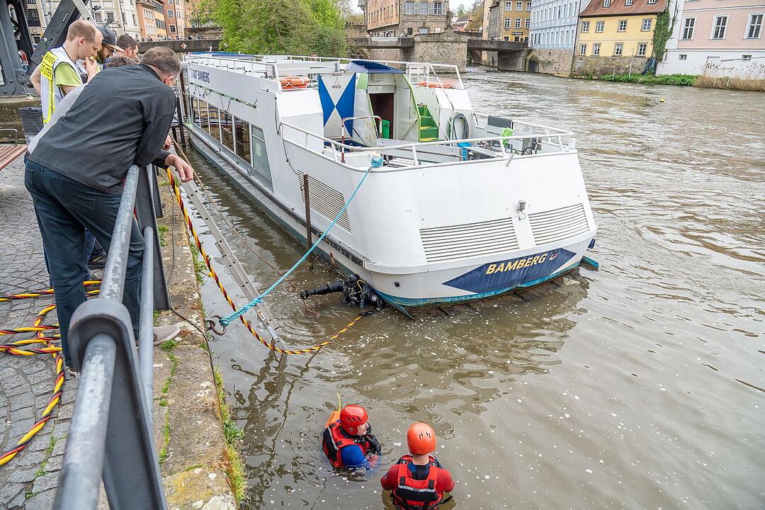 Wasser in Schiff "Stadt Bamberg" stellt Einsatzkräfte vor Rätsel - Ursache gefunden