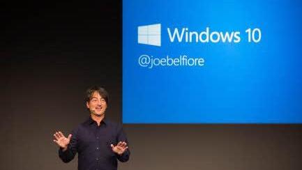 Joe Belfiore zeigt eine Beta-Version von Win10. Foto: Microsoft/dpa