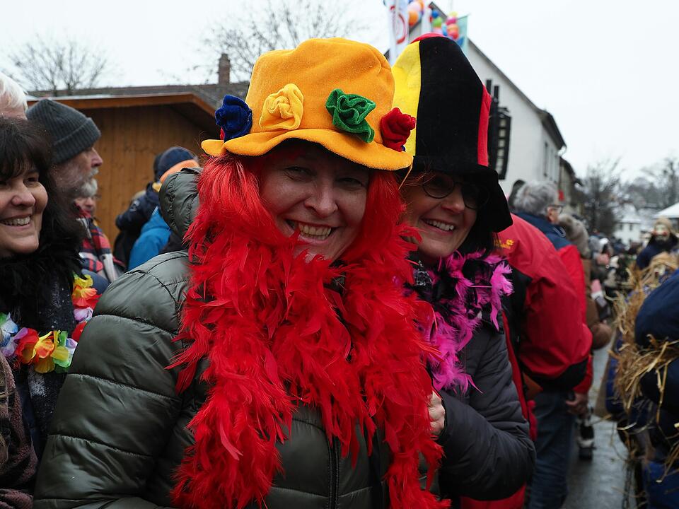 Tausende Besucher beim traditionellen Maskenumzug