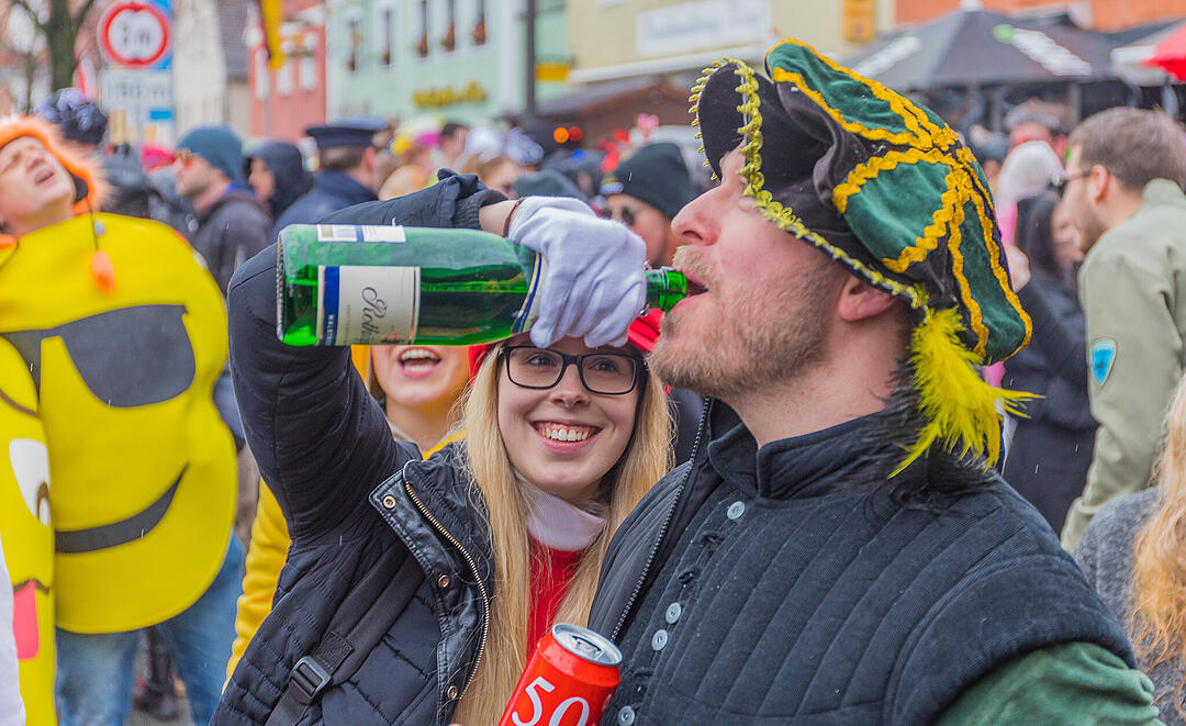 Buntes Faschingstreiben begeistert groß und klein.