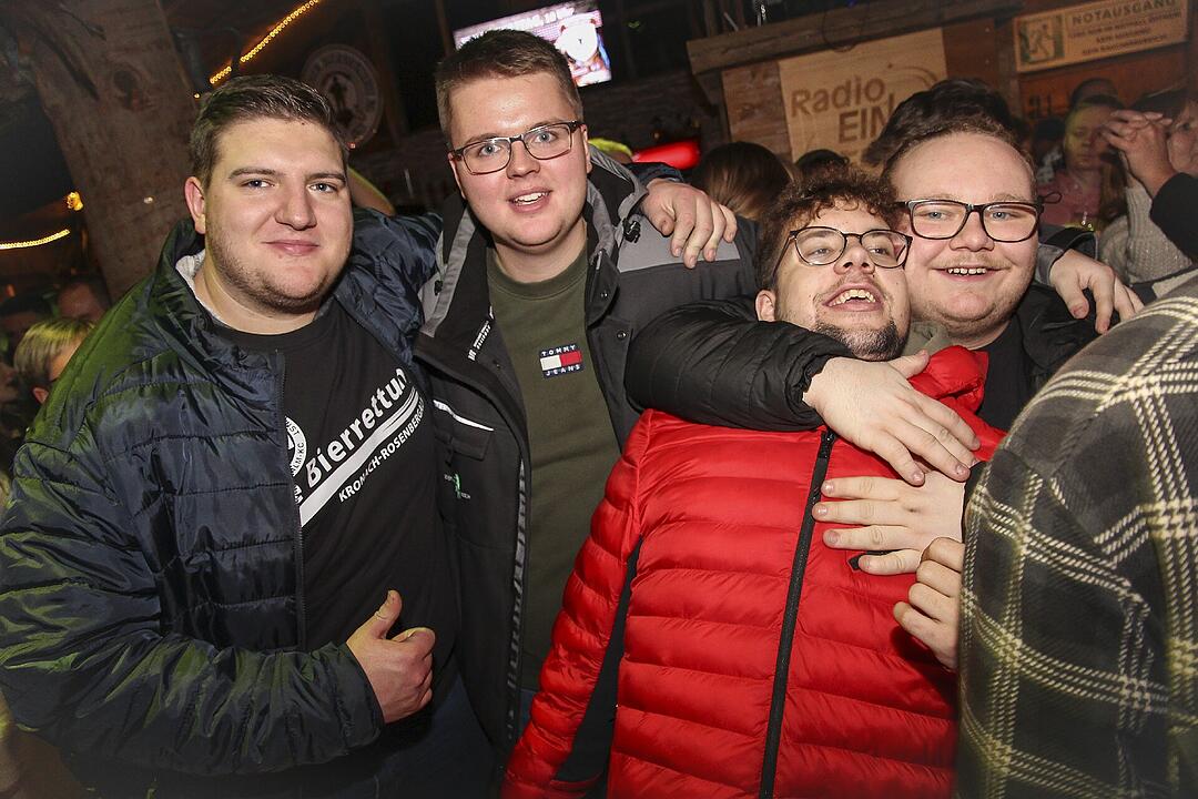 Beste Partystimmung bei voller Hütte.