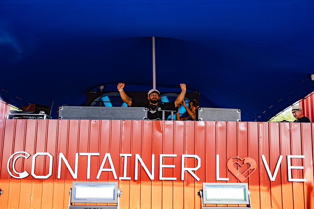 Einmalige Festivalwelt zwischen Stahl und Container.