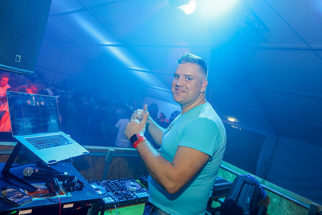 Partyzeltdorf mit 5 Areas!