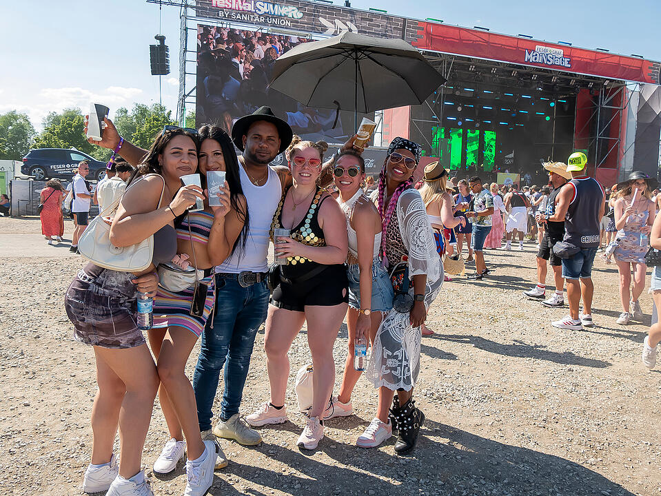 Mit internationalen und nationalen Live-Acts!