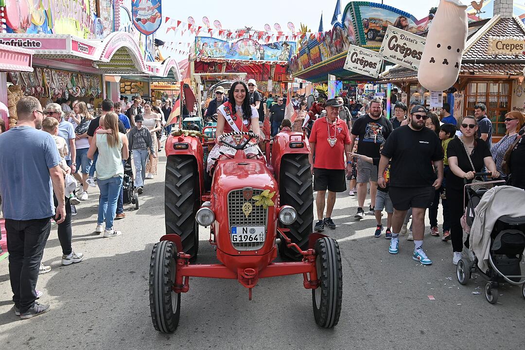 Nürnberger Frühlingsfest mit Rekordbesuch: 85 historische Traktoren auf Rundfahrt