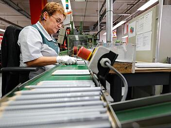 Am Ende einer langen Produktion dürfen die Stifte nicht "schielen", sprich, Holzreste an den Minen haben. Sonst würden sie brechen und werden deshalb von Mitarbeiterinnen in weißen Handschuhe mit geübten Wischbewegungen aussortiert. Foto: Matthias Hoch