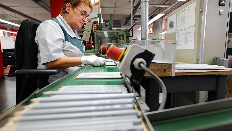 Am Ende einer langen Produktion dürfen die Stifte nicht "schielen", sprich, Holzreste an den Minen haben. Sonst würden sie brechen und werden deshalb von Mitarbeiterinnen in weißen Handschuhe mit geübten Wischbewegungen aussortiert. Foto: Matthias Hoch