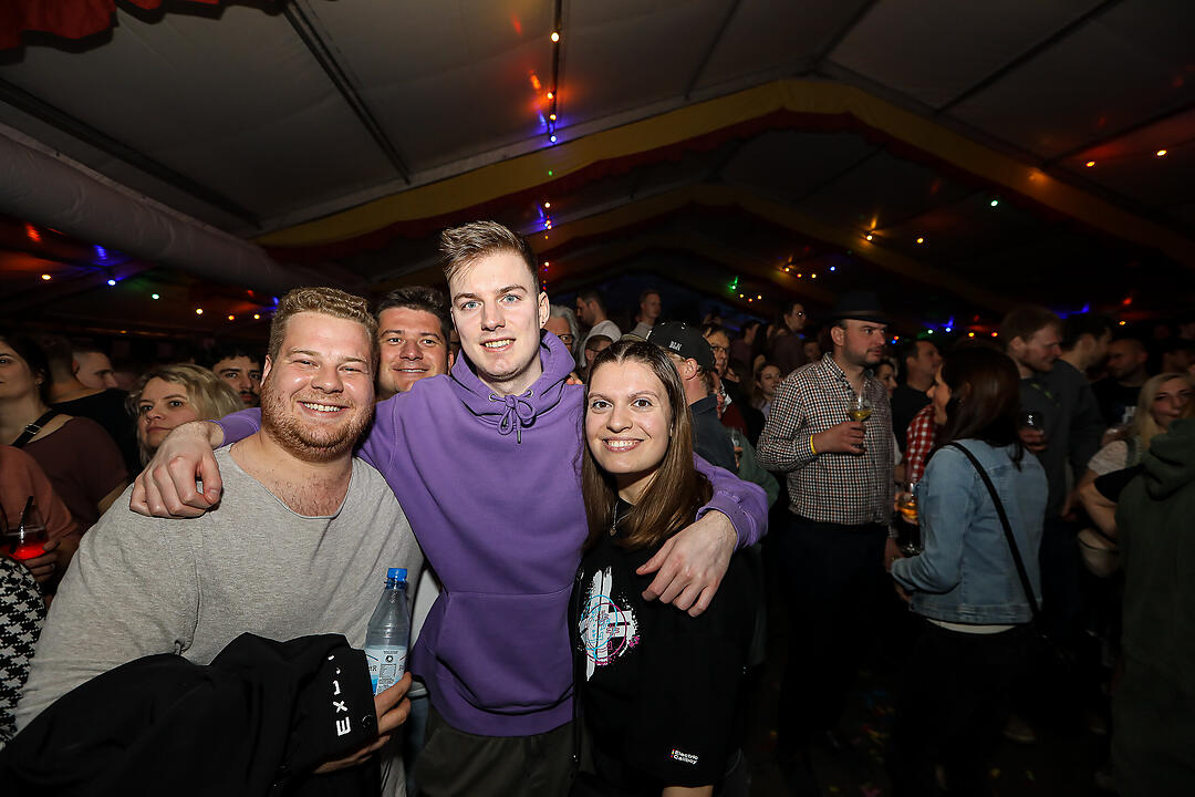 Beste Stimmung beim traditionsreichen Zeltweinfest an der Mainschleife!