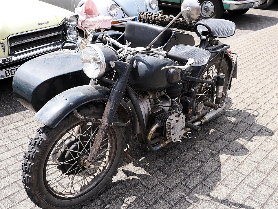 Oldtimer, US Cars, Traktoren und Motorräder.