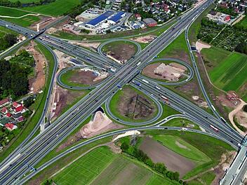Bereits seit  März 2017 Baustelle wird das Autobahnkreuz Fürth/Erlangen an diesem Wochenende für rund zehn Stunden komplett gesperrt. Luftbild Hajo Dietz