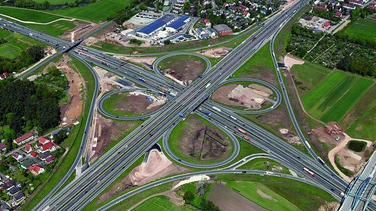 Bereits seit  März 2017 Baustelle wird das Autobahnkreuz Fürth/Erlangen an diesem Wochenende für rund zehn Stunden komplett gesperrt. Luftbild Hajo Dietz
