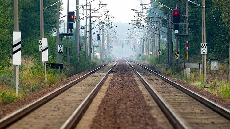 Die Lokführer-Gewerkschaft GDL will den Zugverkehr in ganz Deutschland von heute abend an für neun Stunden komplett lahmlegen.  Foto: dpa