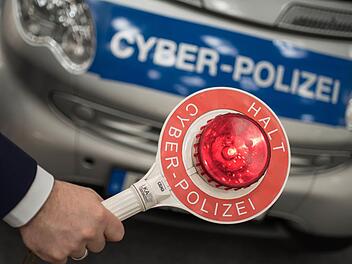 Mit neuen Strategien will die Polizei künftig die zunehmende Zahl von Straftaten im Internet eindämmen.  Foto: Ole Spata, dpa