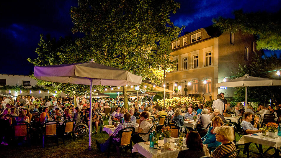 So romantisch: Wein und gute Musik im Deutschherrenhof beim Olewiger Weinfest genießen.