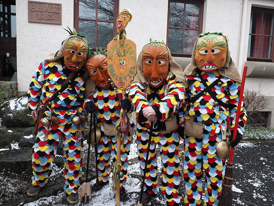 Tausende Besucher beim traditionellen Maskenumzug
