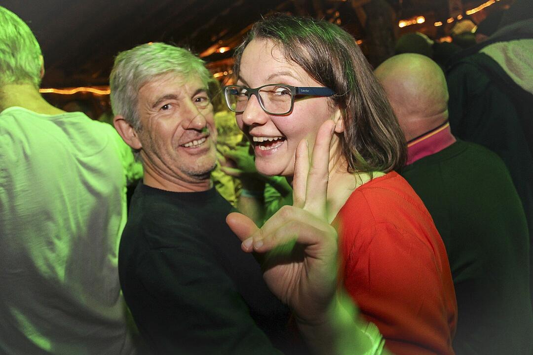 Beste Partystimmung bei voller Hütte.