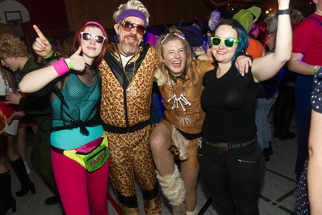 Fasching pur in der Grundschulturnhalle