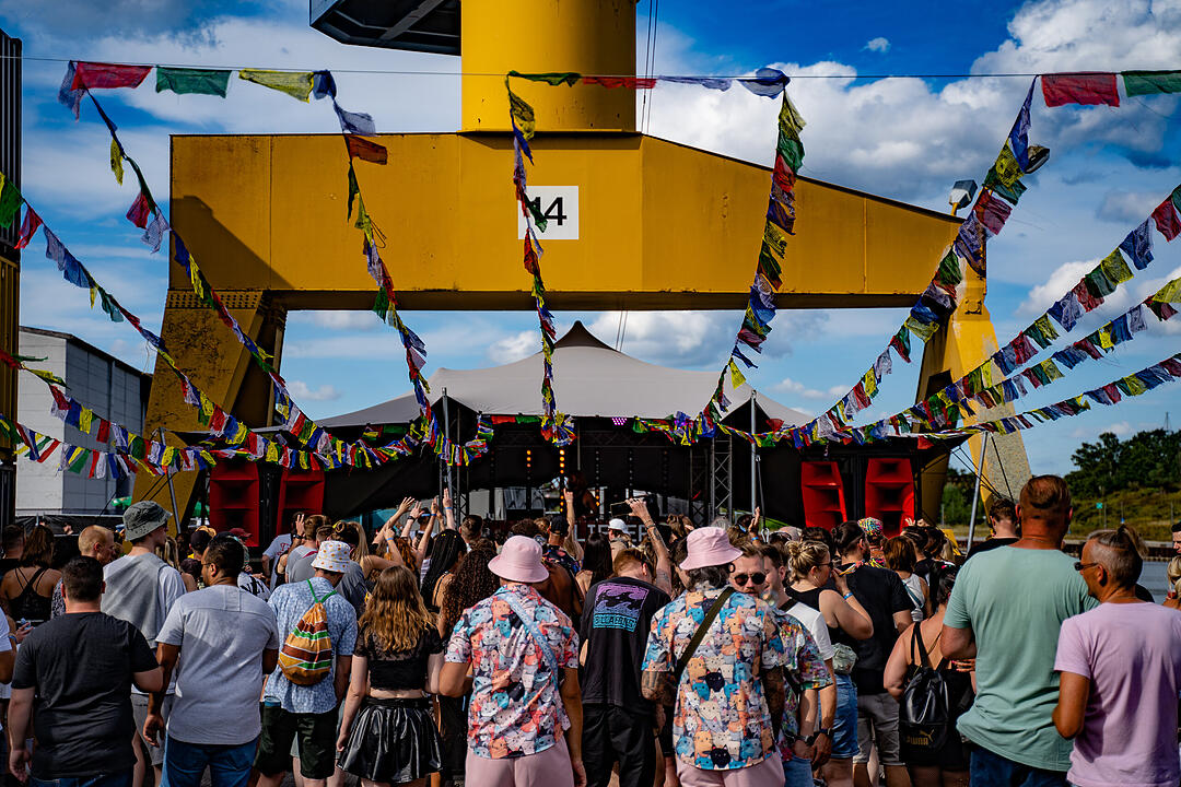Einmalige Festivalwelt zwischen Stahl und Container.
