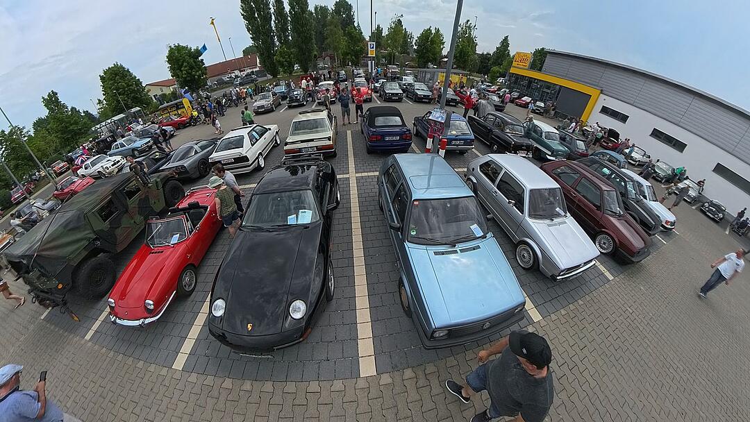 Autos, Motorräder, Mopeds und Traktoren gab es zu bewundern.