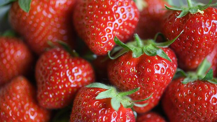 Eine Kundin des Discounters Aldi Süd wollte gerade ein Eis aus gefrorenen Beeren machen, als sie eine eklige Entdeckung machte. Symbolfoto: Arne Dedert/dpa