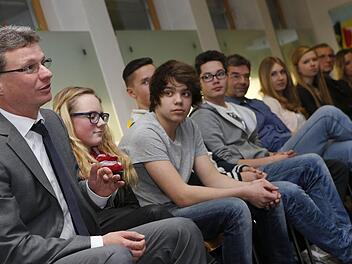 Staatssekretär Bernd Sibler diskutierte in Bamberg mit Schülern der verschiedensten Schulformen darüber, ob die Schule ausreichend auf das Leben vorbereitet.  Foto: M.Hoch