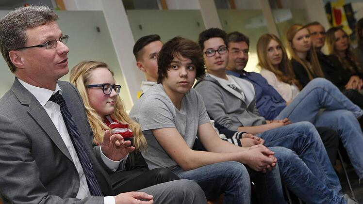 Staatssekretär Bernd Sibler diskutierte in Bamberg mit Schülern der verschiedensten Schulformen darüber, ob die Schule ausreichend auf das Leben vorbereitet.  Foto: M.Hoch