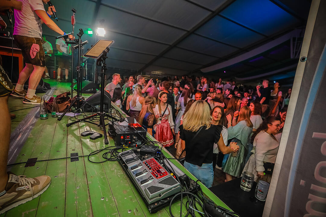 Samstagsparty im Festzelt!