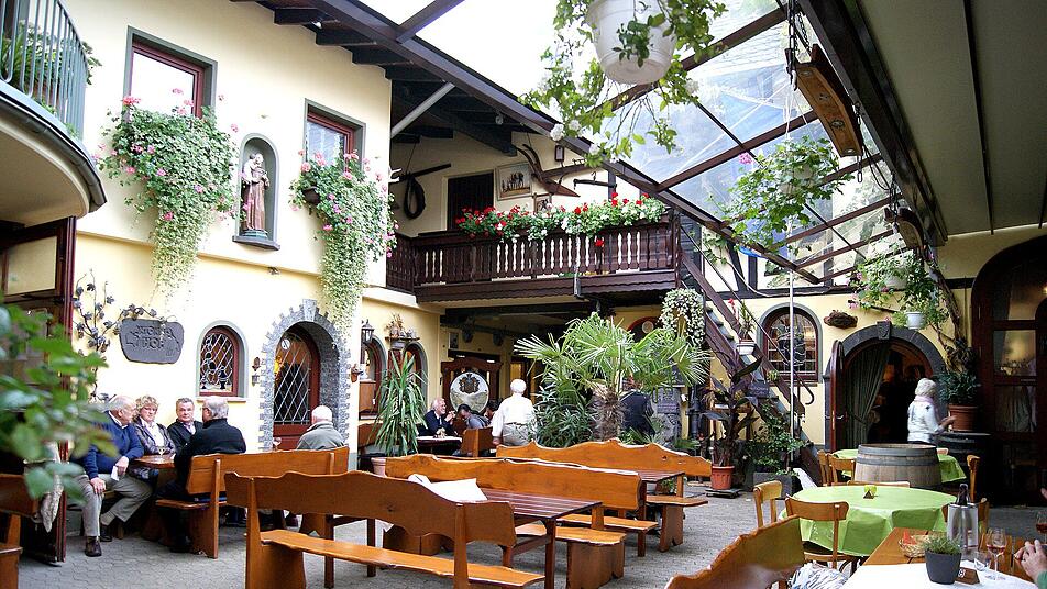 In Koblenz gibt es viele schöne Weinlokale, wie hier den Antoniushof Weingut Reif in Moselweiss, die zum Verweilen einladen.