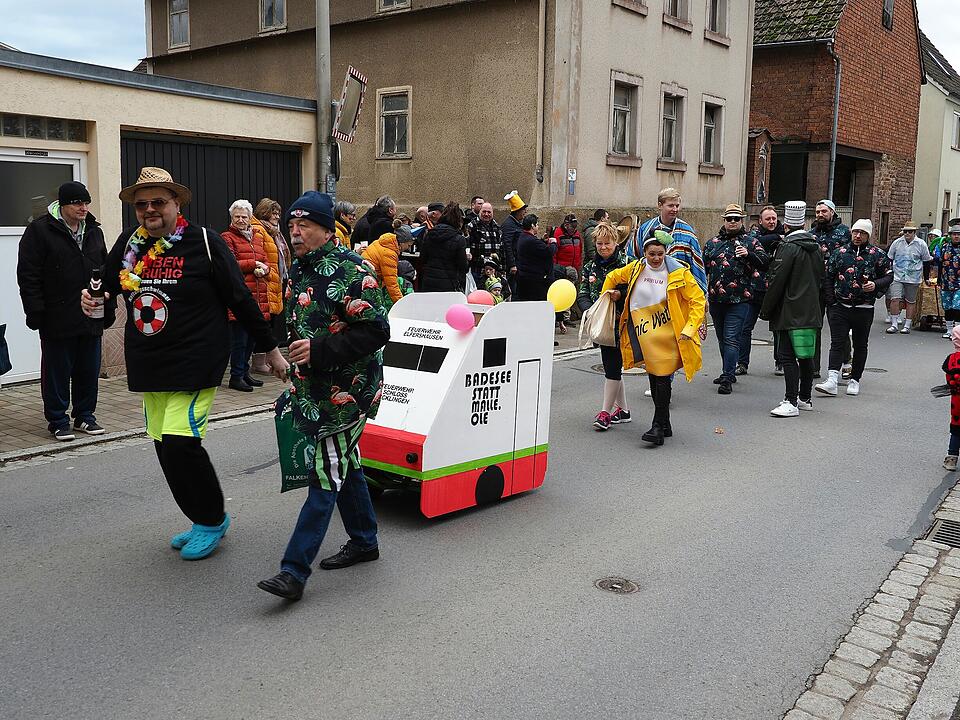 Mit vielen Fuß- und Musikgruppen
