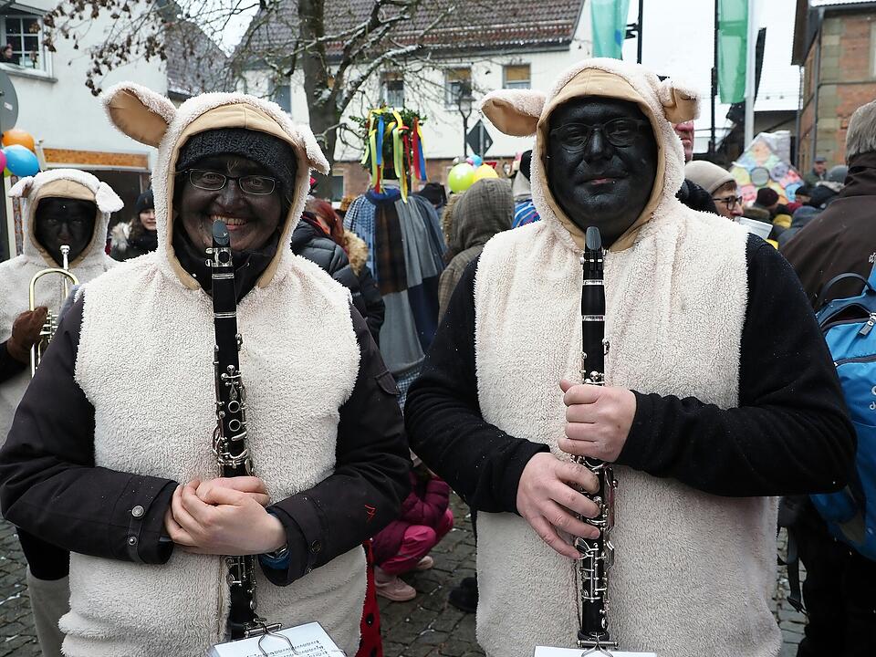 Tausende Besucher beim traditionellen Maskenumzug