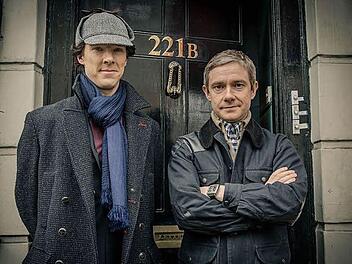 Sherlock Holmes (Benedict Cumberbatch, links) und John Watson (Martin Freeman) vor der berühmten Adresse in der Londoner Baker Street. Foto: Hartswood Film/BBC