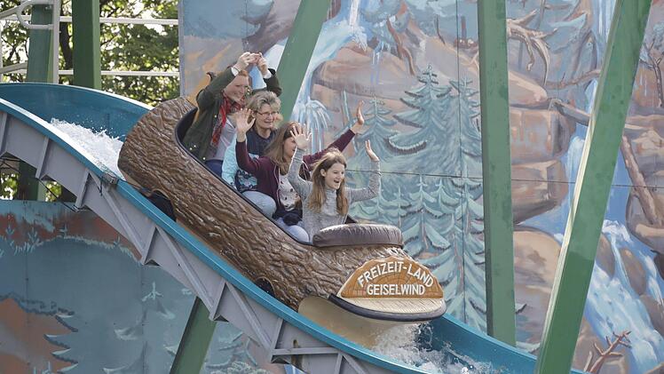Die Raab-Frauen in der Wildwasserbahn. Foto:  Matthias Hoch