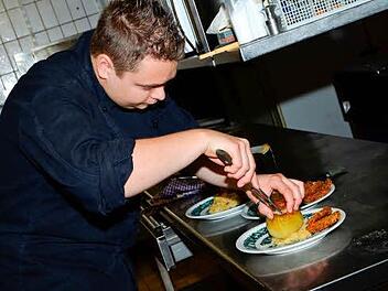 Chefkoch Marcus Müller kocht aus Überzeugung mit regionalen Zutaten. Foto: Emil Bezold