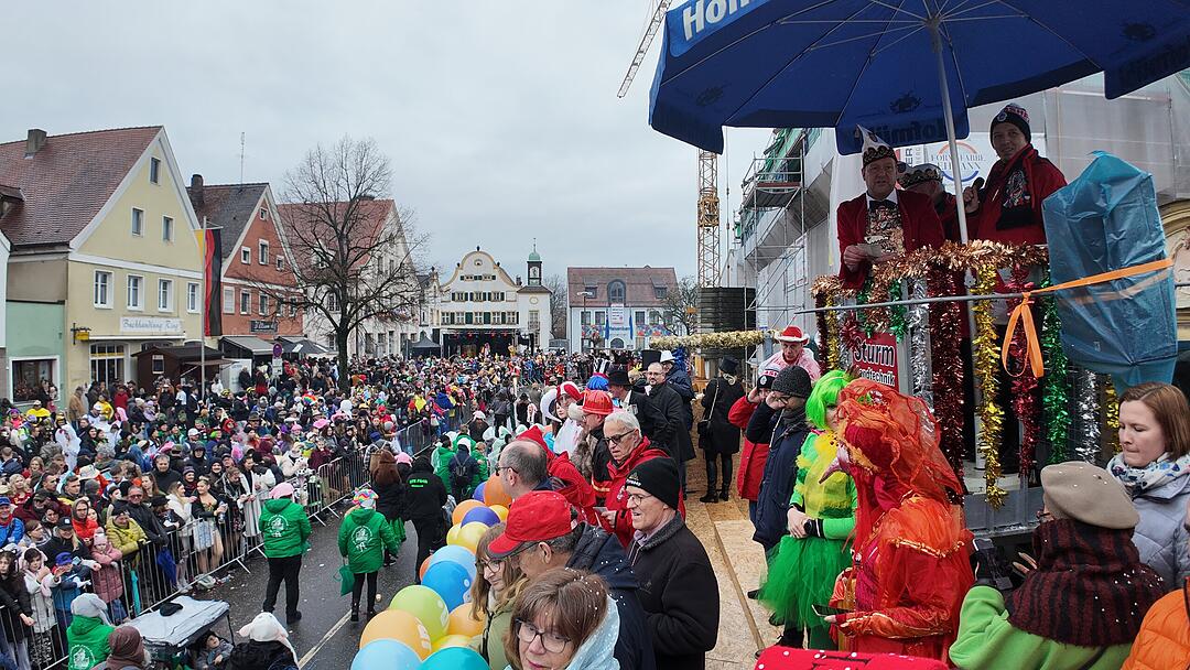 Die Narren sind los: Faschingszug zieht durch Allersberg